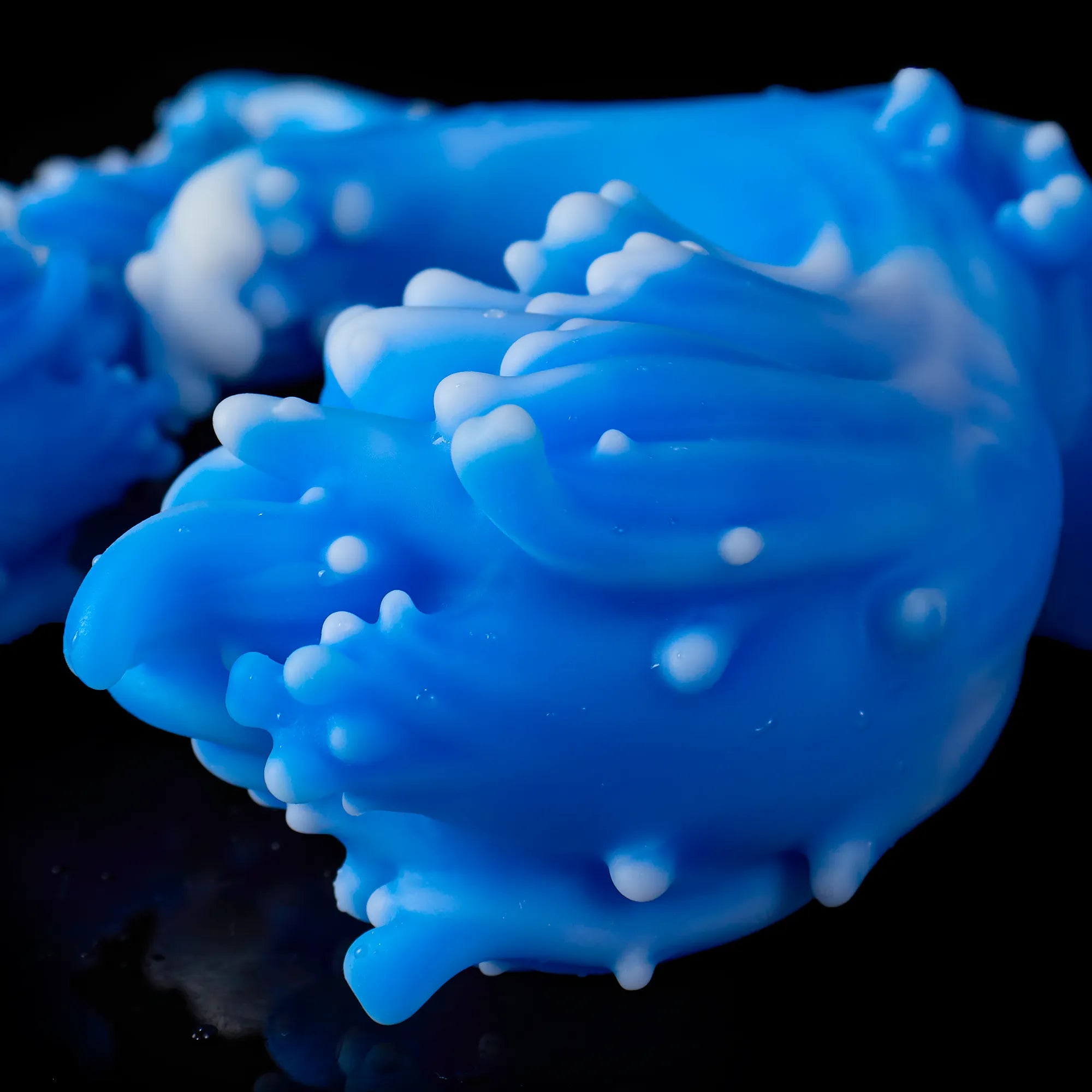 Oieffur Wave Fantasy Anal Plug, prostate stimulating anal toy with a wavy design, made for pleasure and comfort.